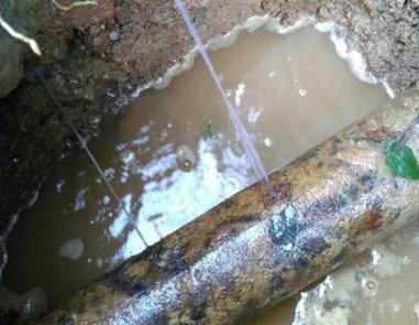 敖汉楼顶渗水维修公司分享下地暖漏水的原因及检测方法。